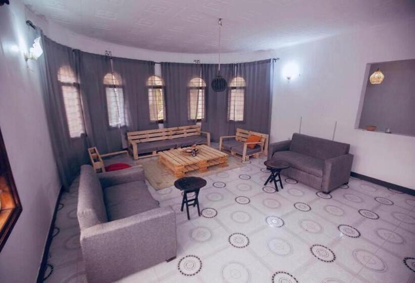 이코노미 룸, Safariadventures House