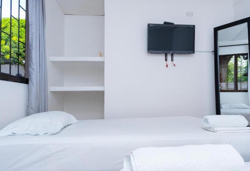 اتاق استاندارد سه تخته با سرویس بهداشتی مشترک, Oresca Hostel