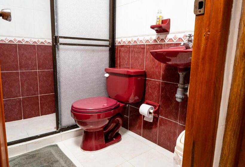 اتاق استاندارد سه تخته با سرویس بهداشتی مشترک, Oresca Hostel