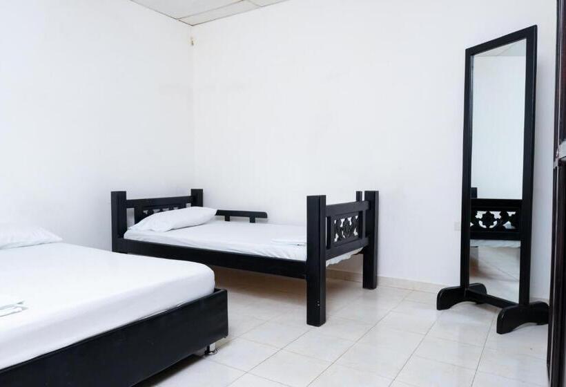 اتاق استاندارد سه نفره, Oresca Hostel