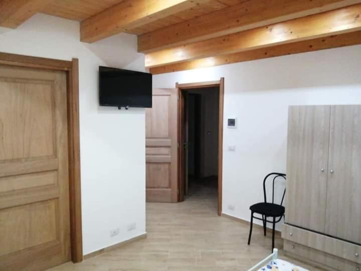标准间, Debel House