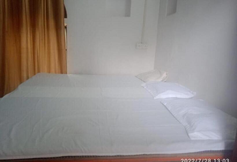 Basic Triple Occupancy Room, Shri Swami Sheetal Das Akhada B1 88 Assi , Near Pushkar Talab,varanasi, Ashram Dharmshala