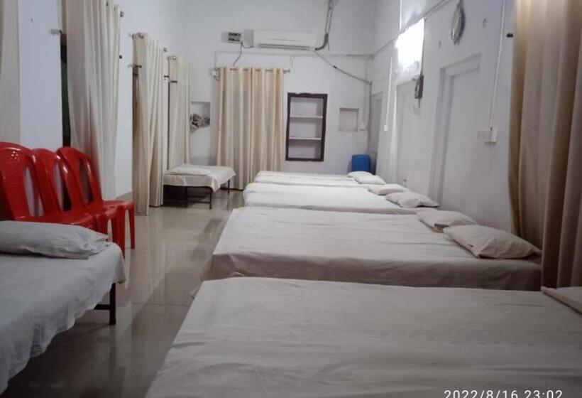 Family Room, Shri Swami Sheetal Das Akhada B1 88 Assi , Near Pushkar Talab,varanasi, Ashram Dharmshala