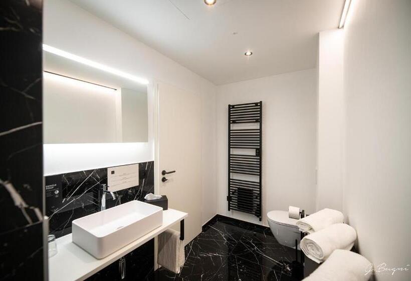 Трехместный Номер Deluxe, Boutique Hôtel, La Cour De La Reine, Rooftop & Bistronomique Restaurant