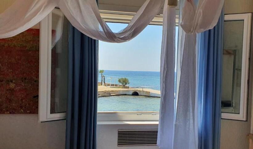 Номер Стандарт Вид на Море, Lo Scoglio