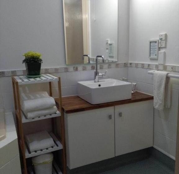 Студия Стандарт, Colonial Lodge Motel