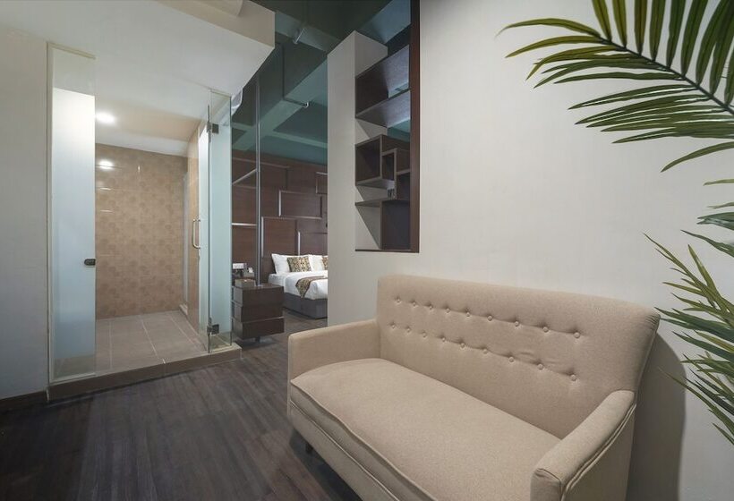 חדר משפחתי, East Riverine Boutique