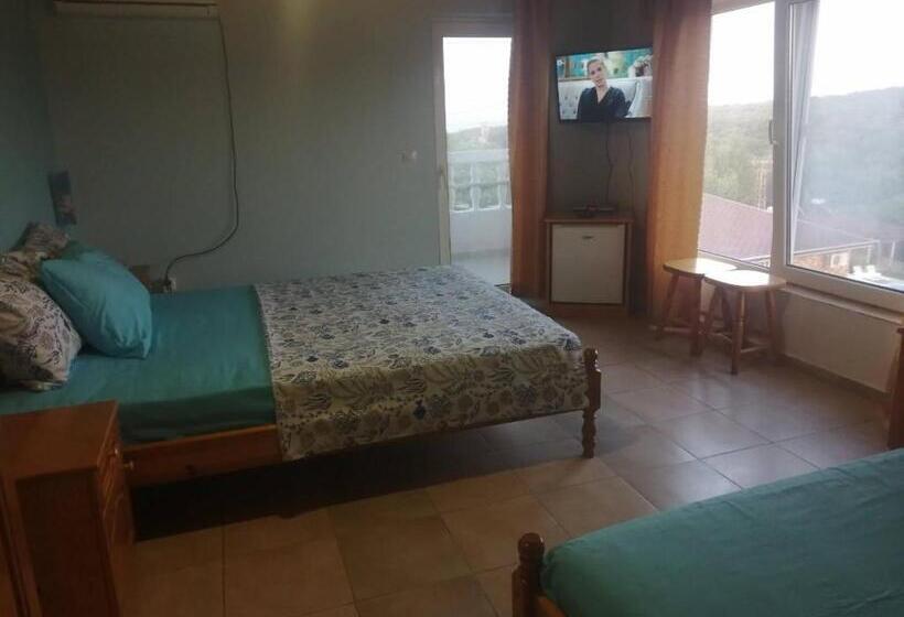 Трехместный Номер Стандарт с Балконом, Guest House Chalakov