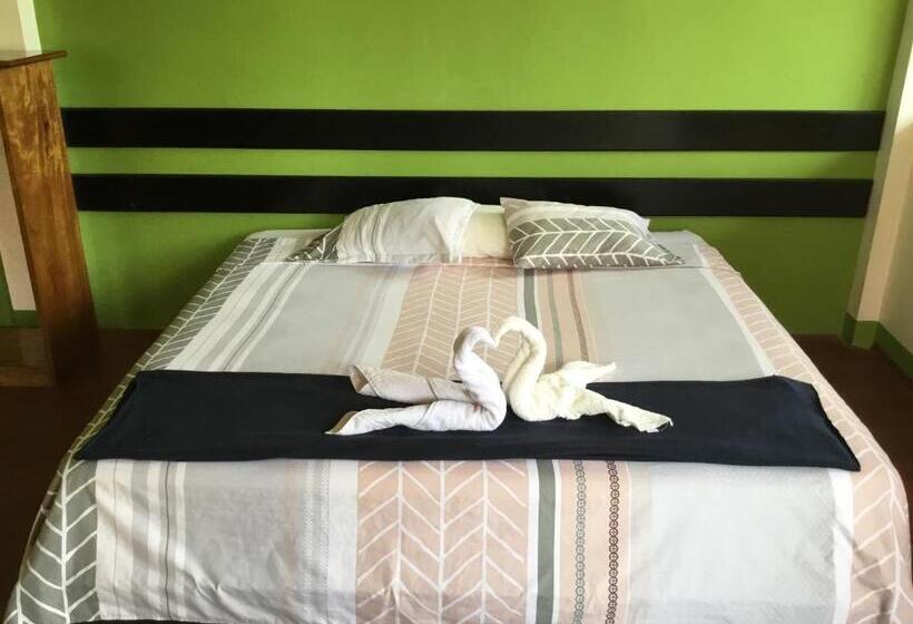 Номер Deluxe Кровать Кинг, Tambopata Hostel