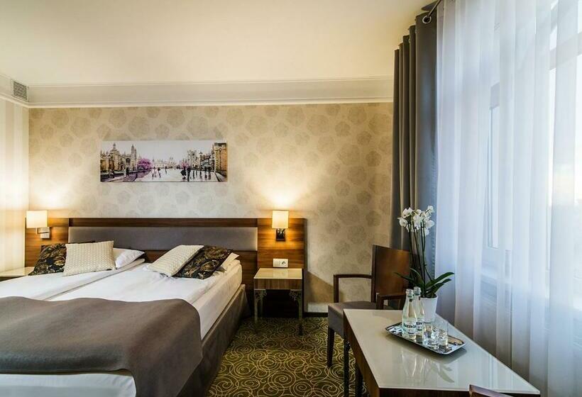 Quarto Estandar, Lord   Warsaw Airport