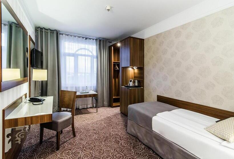 Quarto Estandar Individual, Lord   Warsaw Airport