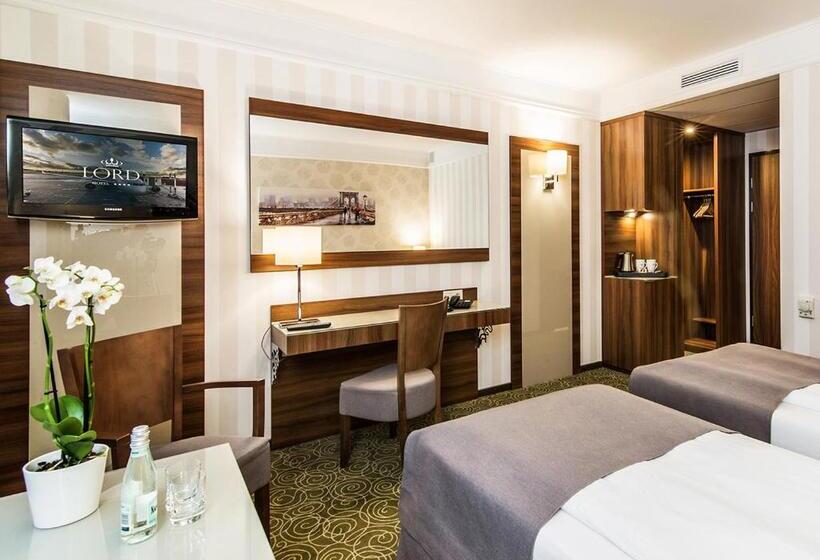 Quarto Estandar, Lord   Warsaw Airport