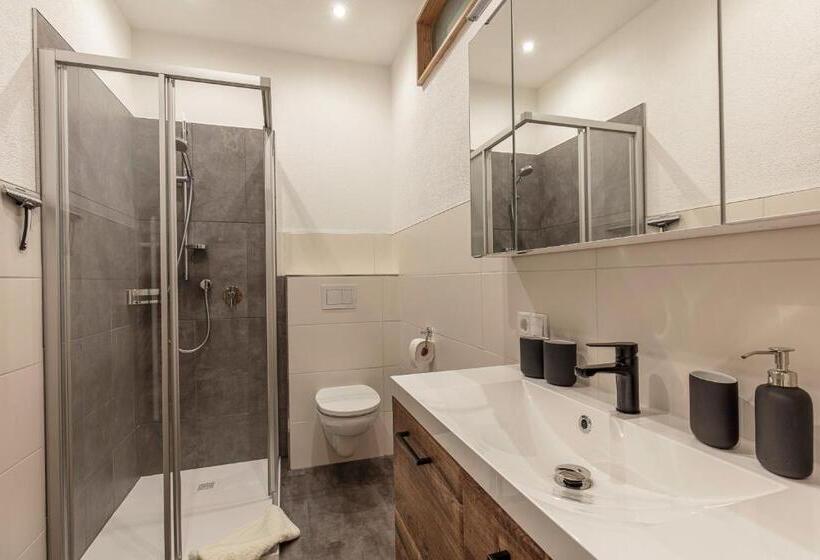 דירת שני חדרים, Hauseggerhof