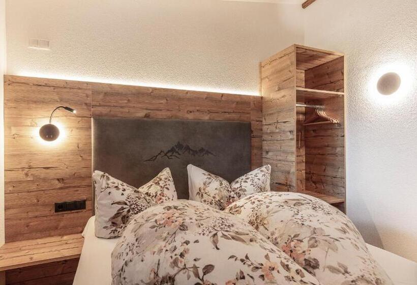 דירת שני חדרים, Hauseggerhof