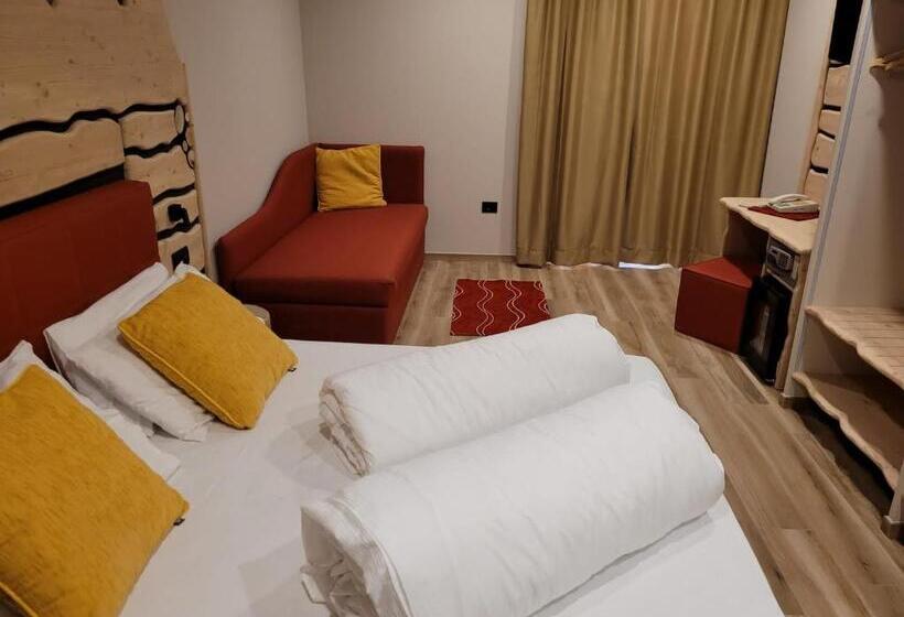 Superior suite with lake view, Cima D'oro
