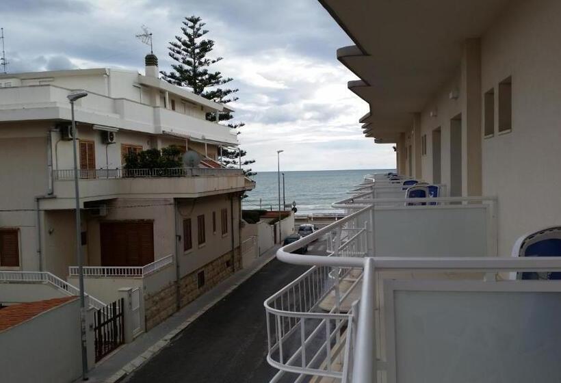 Quarto Triplo Standard com Balcão, Miramare