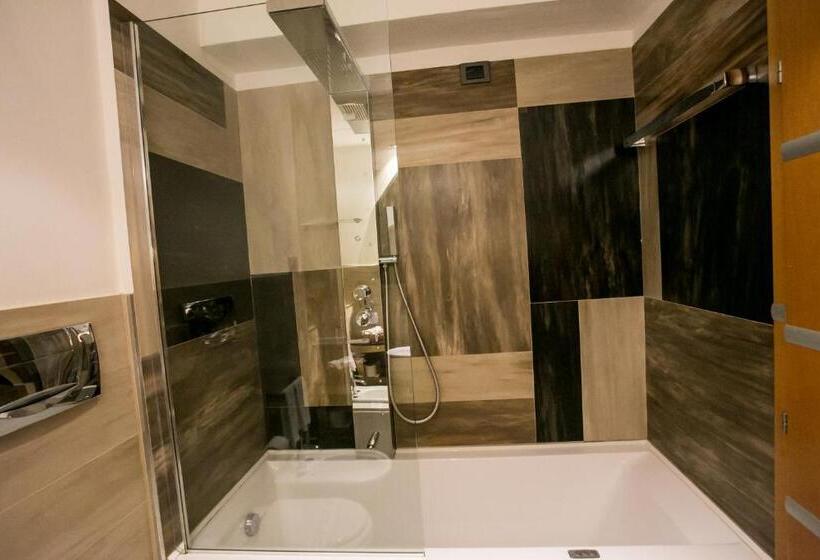 اتاق استاندارد سه نفره, Design Oberosler