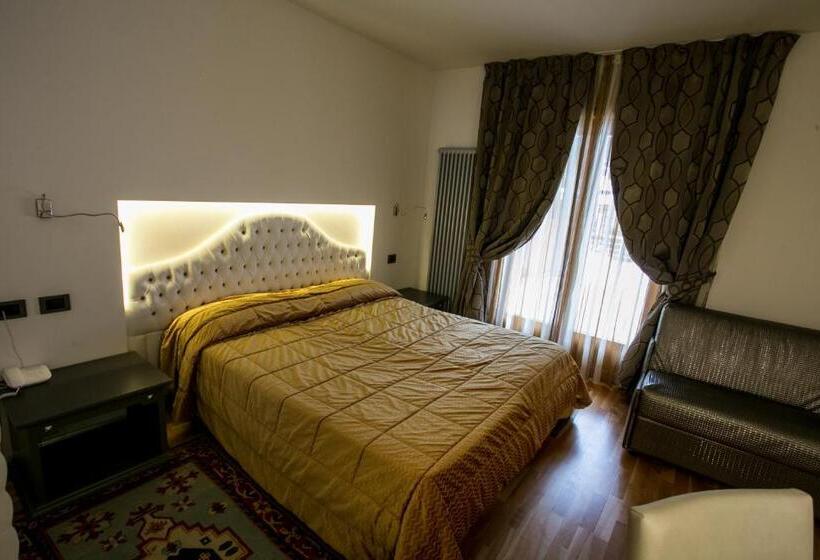 اتاق استاندارد سه نفره, Design Oberosler