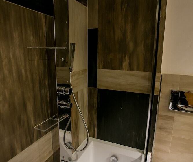 اتاق استاندارد سه نفره, Design Oberosler
