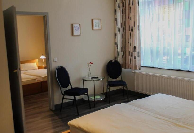 اتاق استاندارد چهار تخته, Airport Hotel Jägerhof Weeze