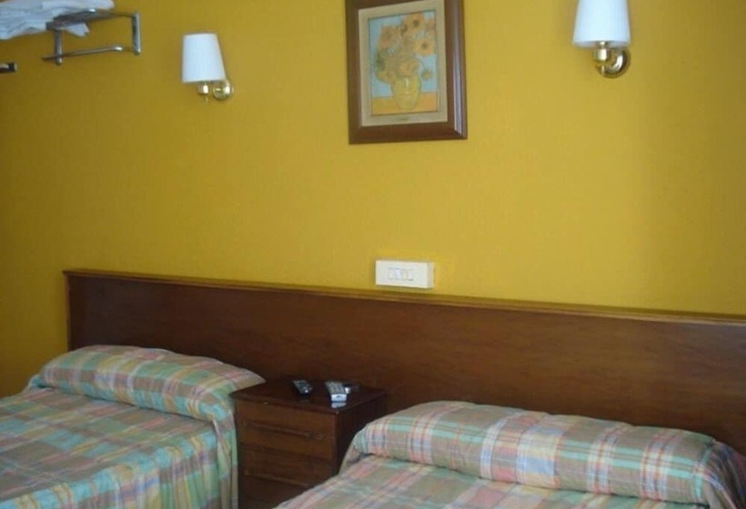 스탠다드 트리플 룸, Hostal Central Zaragoza