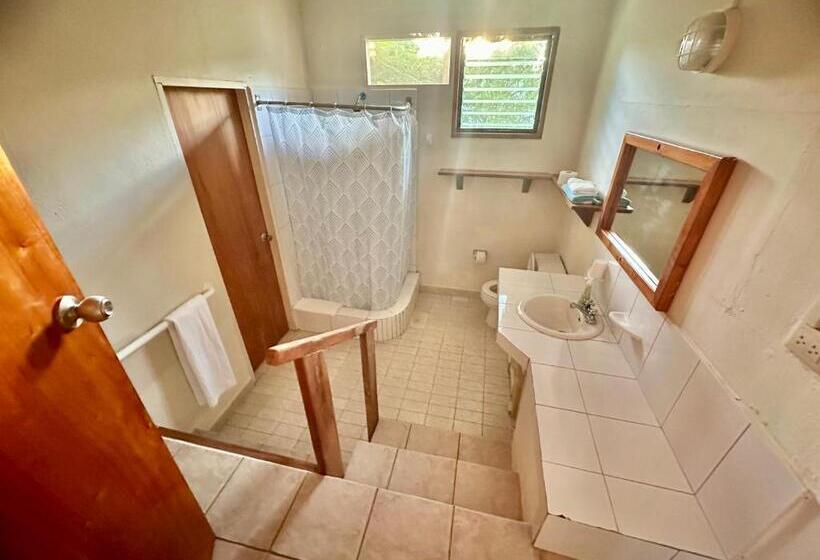 اتاق استاندارد سه تخته با چشم‌انداز باغ, Jean's Home