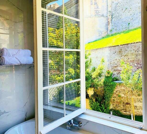 Люкс Вид на Сад, Villa Castel Chambres D Hôtes B&b