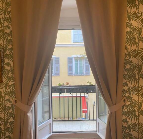 Номер Superior, Central Bastia