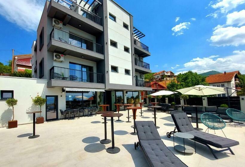 اتاق لوکس با بالکن, La Vista Luxury Villa