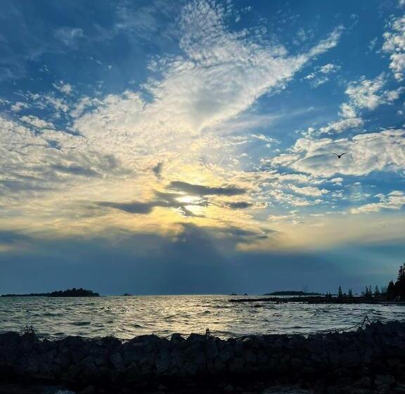 带1个卧室的公寓, Somewhere In Time   Retro Spacious Cottage With Private Sandy Beach