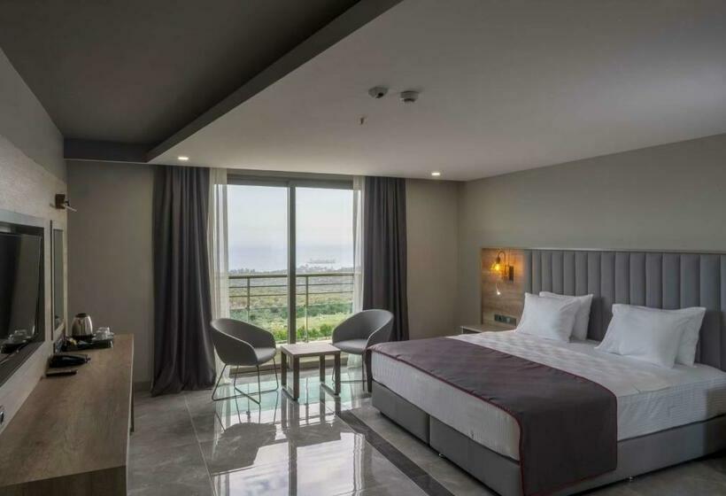 اتاق استاندارد با بالکن و چشم‌انداز دریا, Ramada Resort By Wyndham Kizkalesi