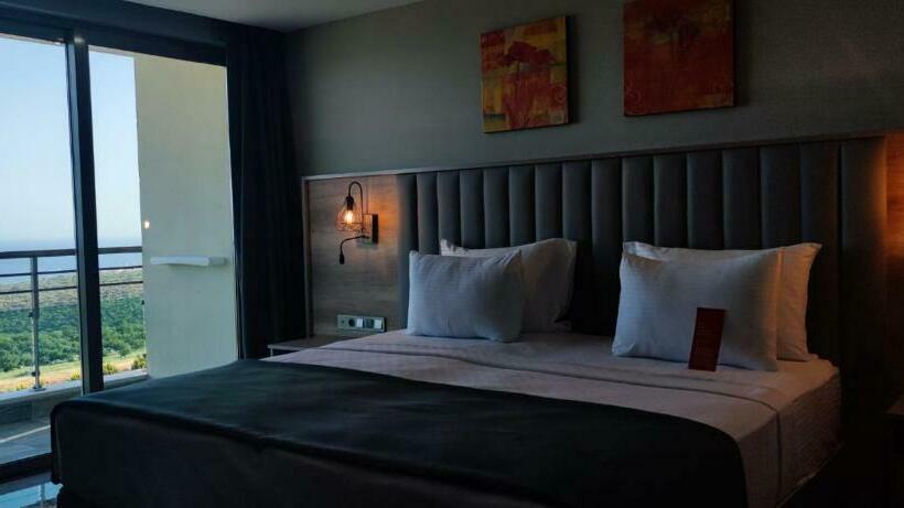 اتاق استاندارد با بالکن و چشم‌انداز دریا, Ramada Resort By Wyndham Kizkalesi