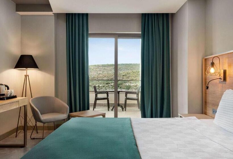 اتاق استاندارد با بالکن و چشم‌انداز دریا, Ramada Resort By Wyndham Kizkalesi