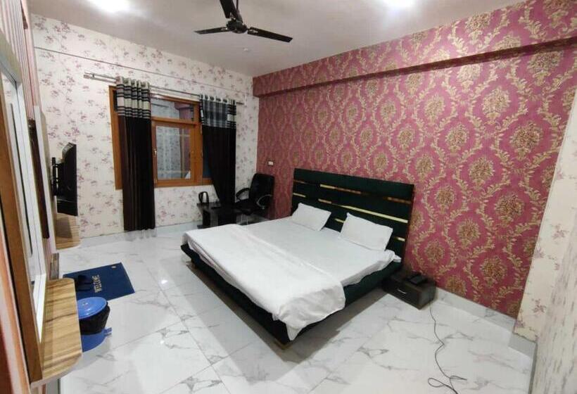 Трехместный Номер Deluxe, O Graceland
