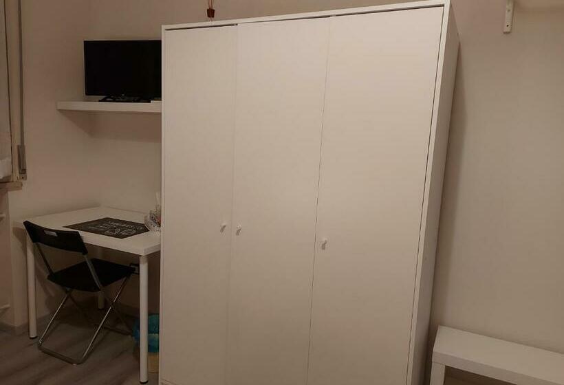 اتاق ساده سه‌ نفره, Fare Bnb   Room Del Parco