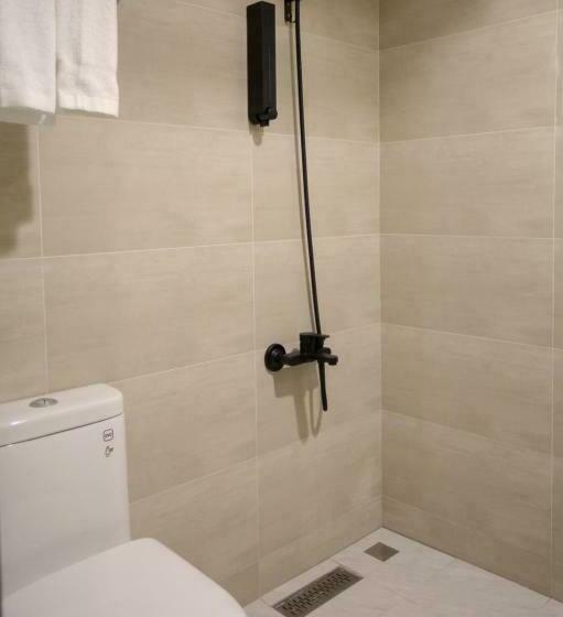 اتاق اکونومی, The Rooms Inn