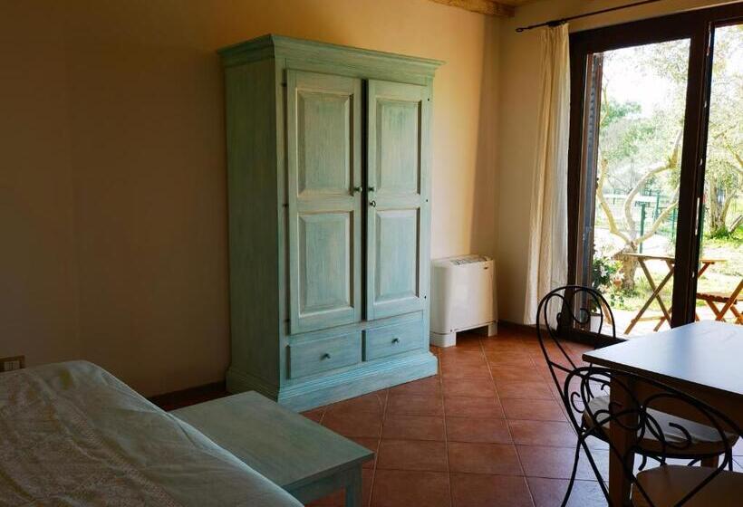 Номер Стандарт Вид на Бассейн, La Corte Degli Ulivi   Albergo Rurale