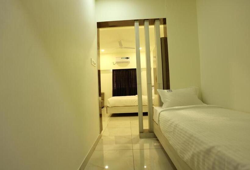 行政三人间, Sigma Suites
