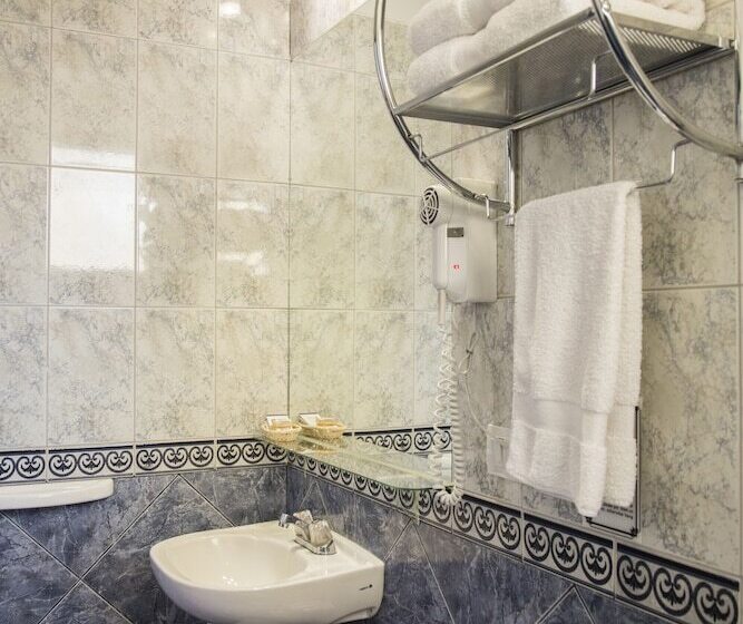 Quarto Triplo Estandar, Hostal El Triunfo