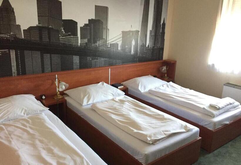 Трехместный Номер Классика, Europa Hotel és étterem