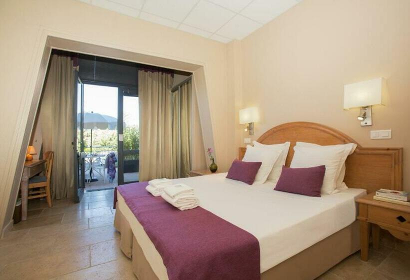 Четырехместный Номер Стандарт, Vacances Bleues Hôtel Castel Luberon