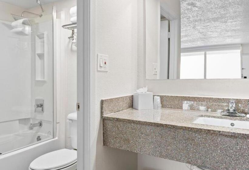 Стандартный Номер Кровать Кинг, Developer Inn Highway, A Howard Johnson By Wyndham