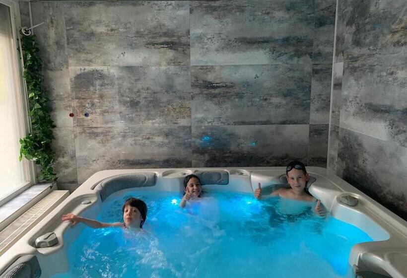 Четырехместный Номер Стандарт, Várfal Wellness Panzió