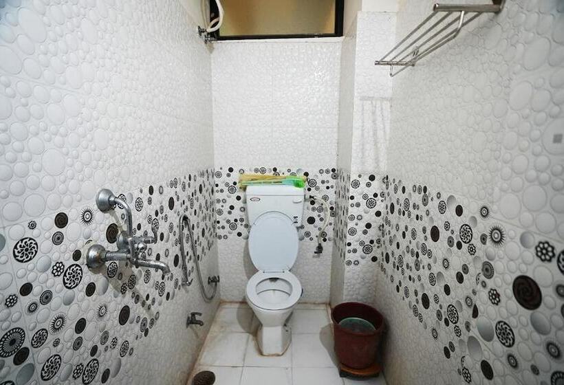 Quarto Deluxe, Lotus Inn Near Udaipur City Railway Station