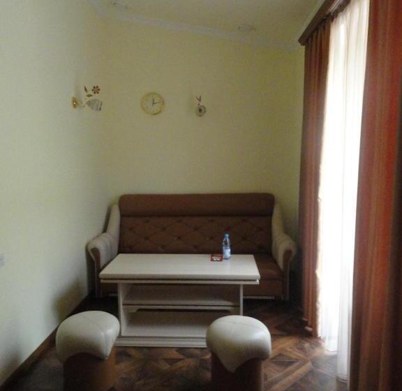سوییت جونیور, Diana Hotel