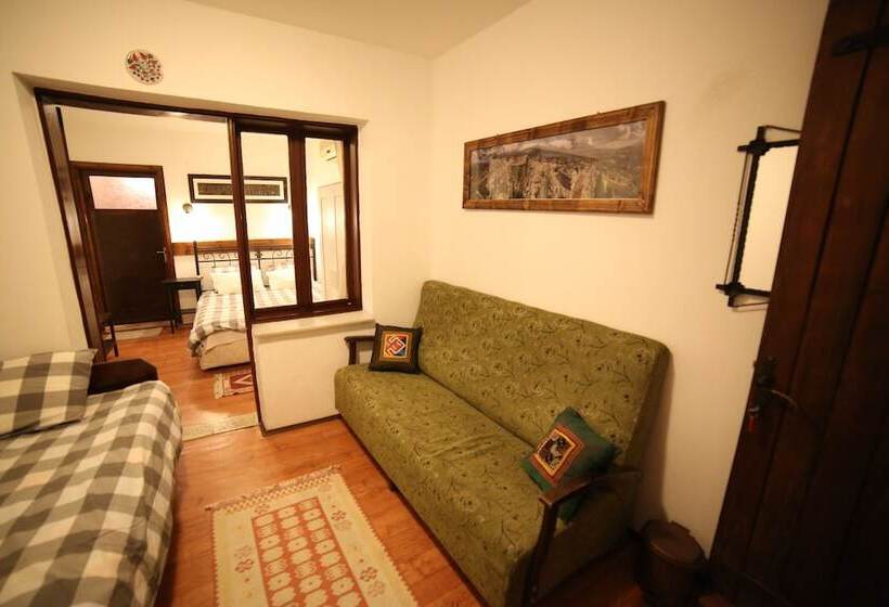 스탠다드 트리플 룸, Akropolis Guest House