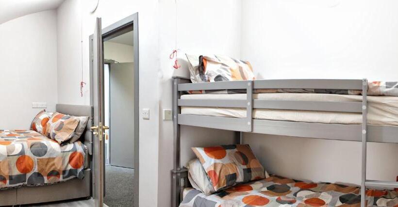 Семейный Номер, Aunt Rachel S Barn Hostel
