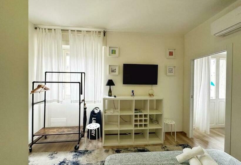 Полулюкс с Балконом, Extravaganza Room And Suite Apartment City Center