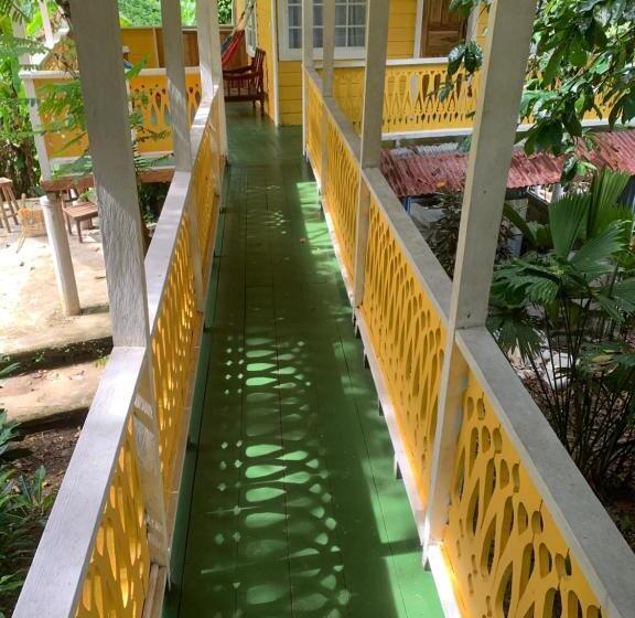 بانگلوی استاندارد, Bastimentos Hill Guest House