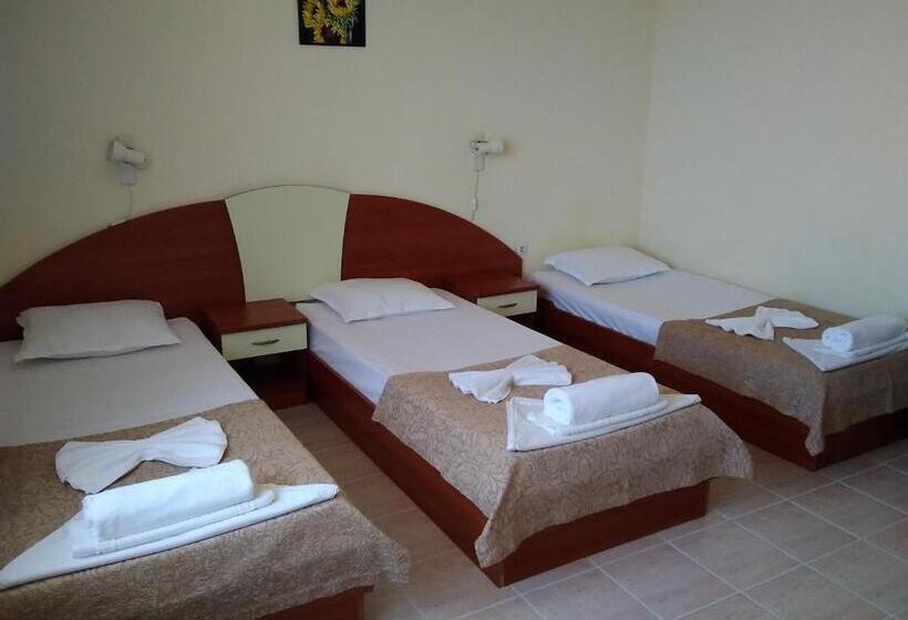 Трехместный Номер Стандарт с Балконом, Family Hotel Dramchev